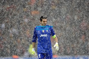 中超联赛激战正酣 争冠保级悬念迭起