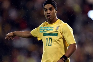 法国泳将打破尘封十年世界纪录 巴黎奥运前展现统治力